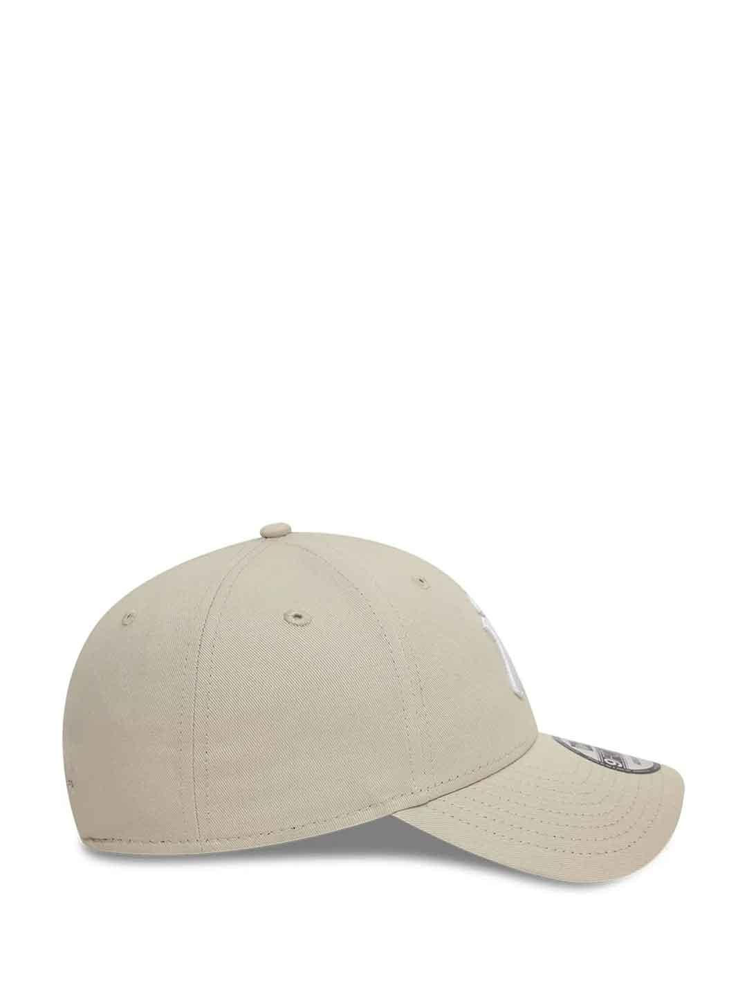 New Era 9Forty cappello beige con logo bianco