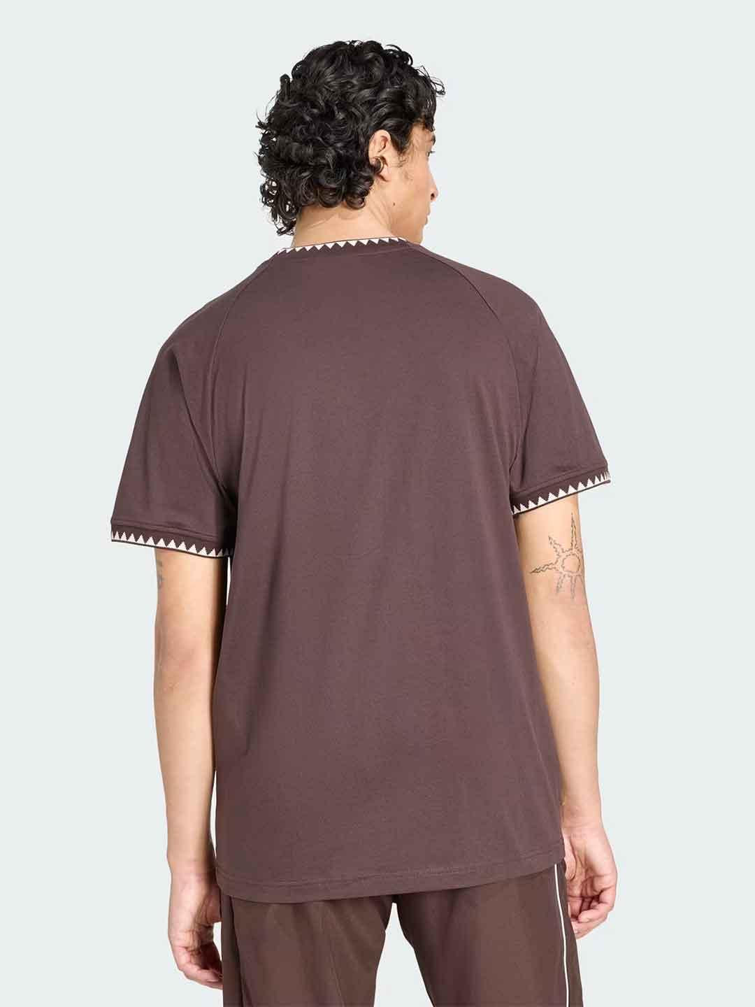 Adidas t-shirt marrone con colletto a fantasia