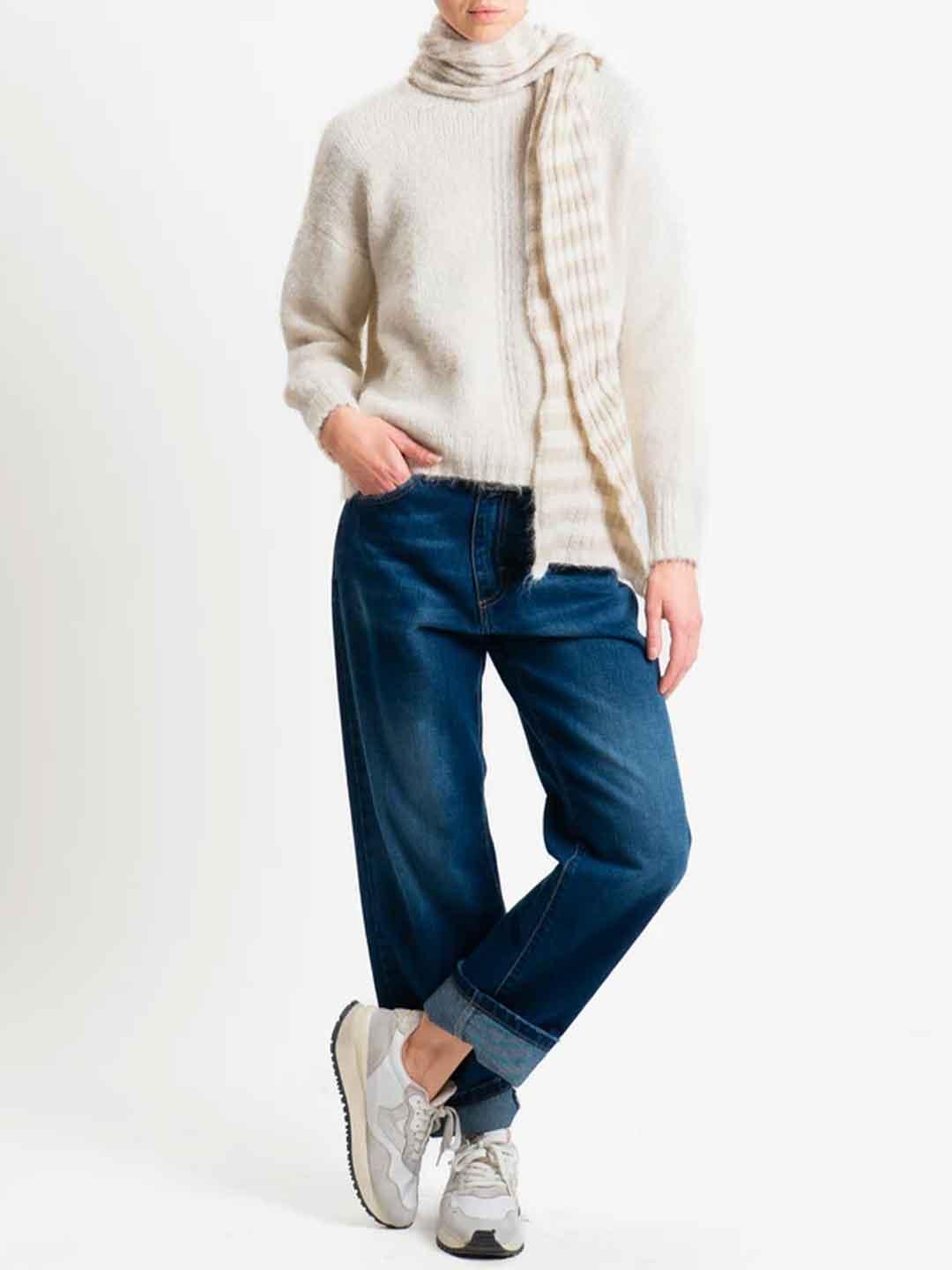 Tensione In maglione panna con sciarpa