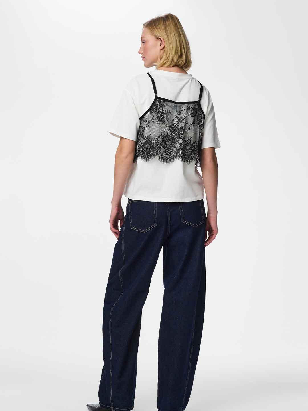 Pieces t-shirt bianco con canotta in pizzo nero
