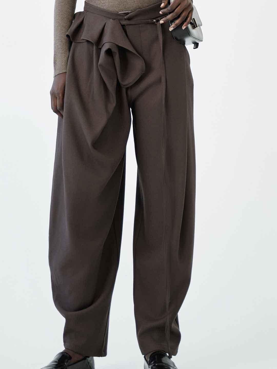 Eleh pantaloni marrone con volant