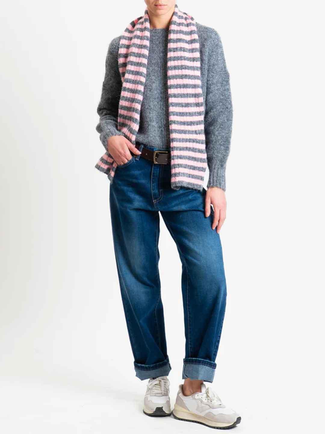 Tensione In maglione grigio con sciarpa