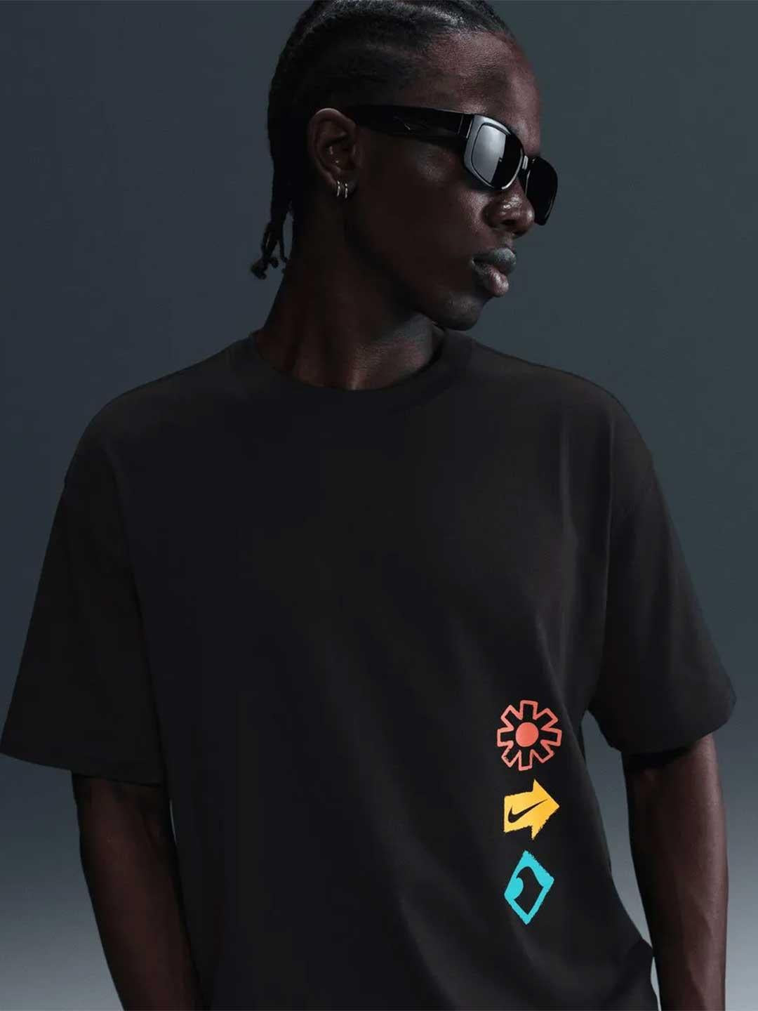 Nike t-shirt nero con grafiche multicolor