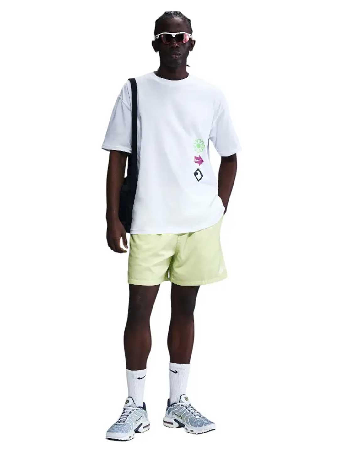 Nike t-shirt bianco con grafiche multicolor
