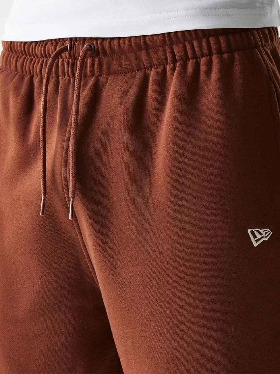 New Era pantalone marrone NY con logo bianco