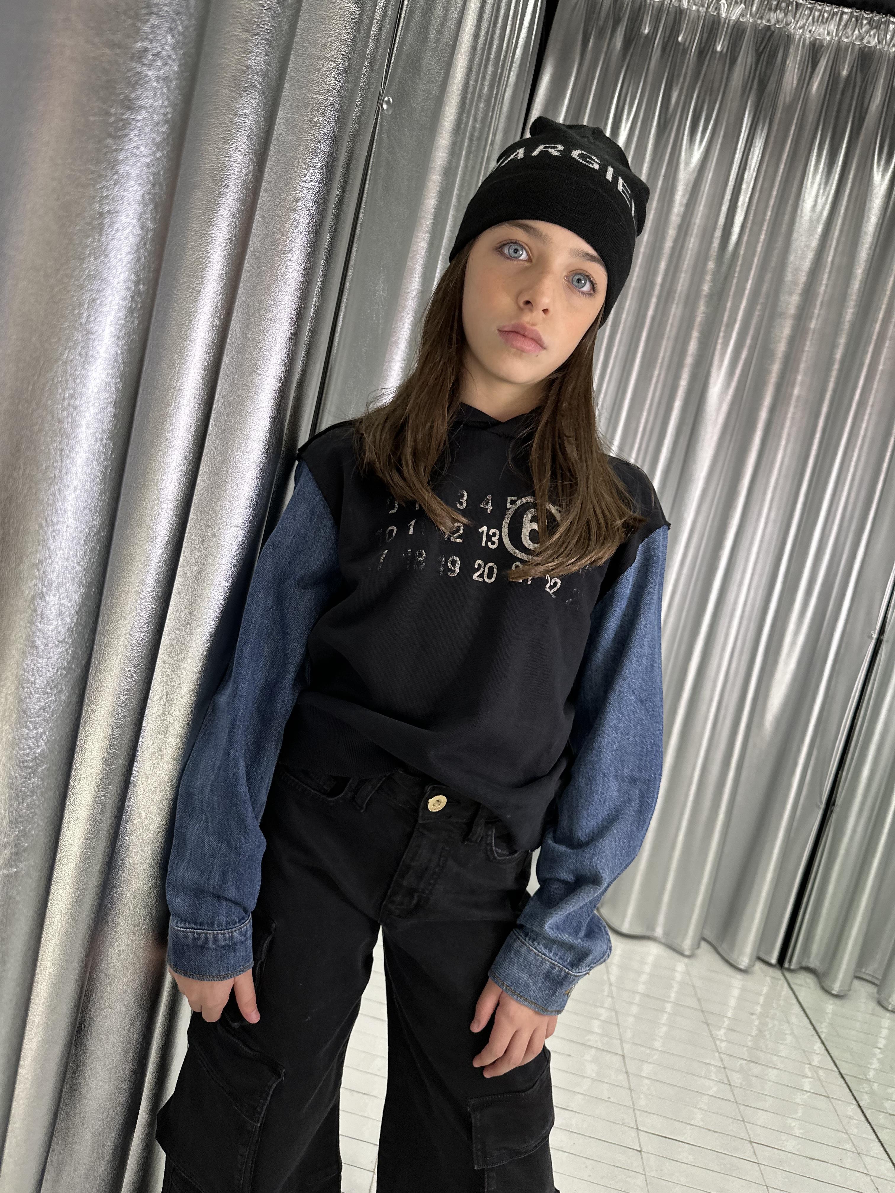 Maison Margiela felpa kids nero con cappuccio e maniche in jeans