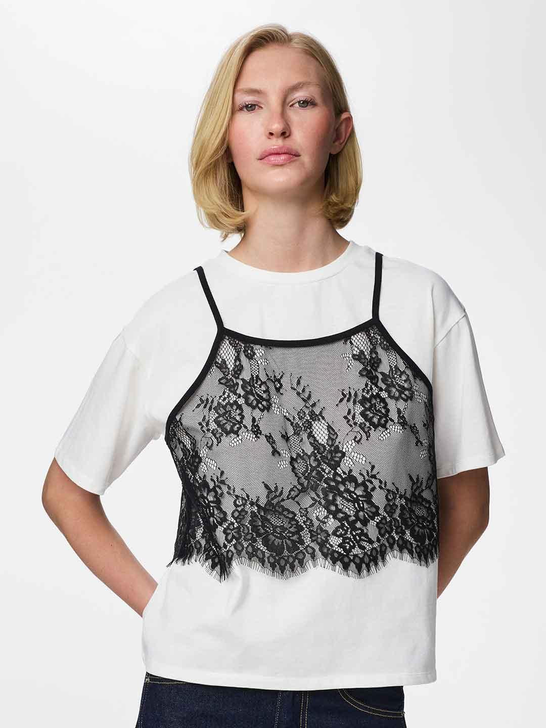 Pieces t-shirt bianco con canotta in pizzo nero