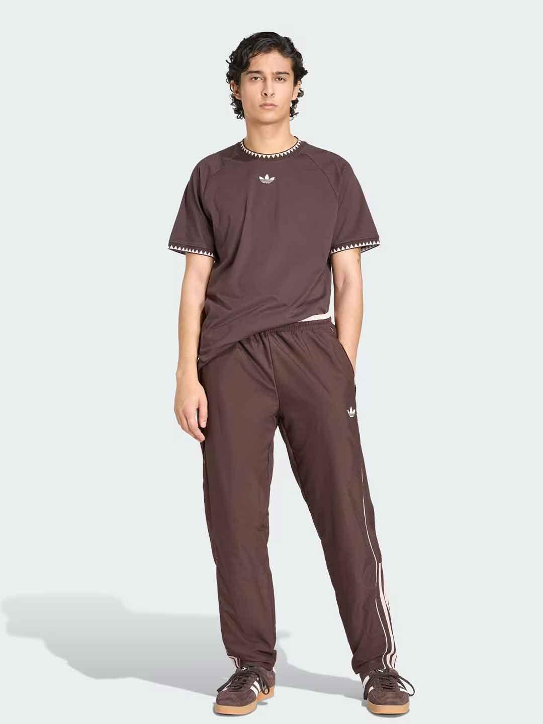 Adidas t-shirt marrone con colletto a fantasia