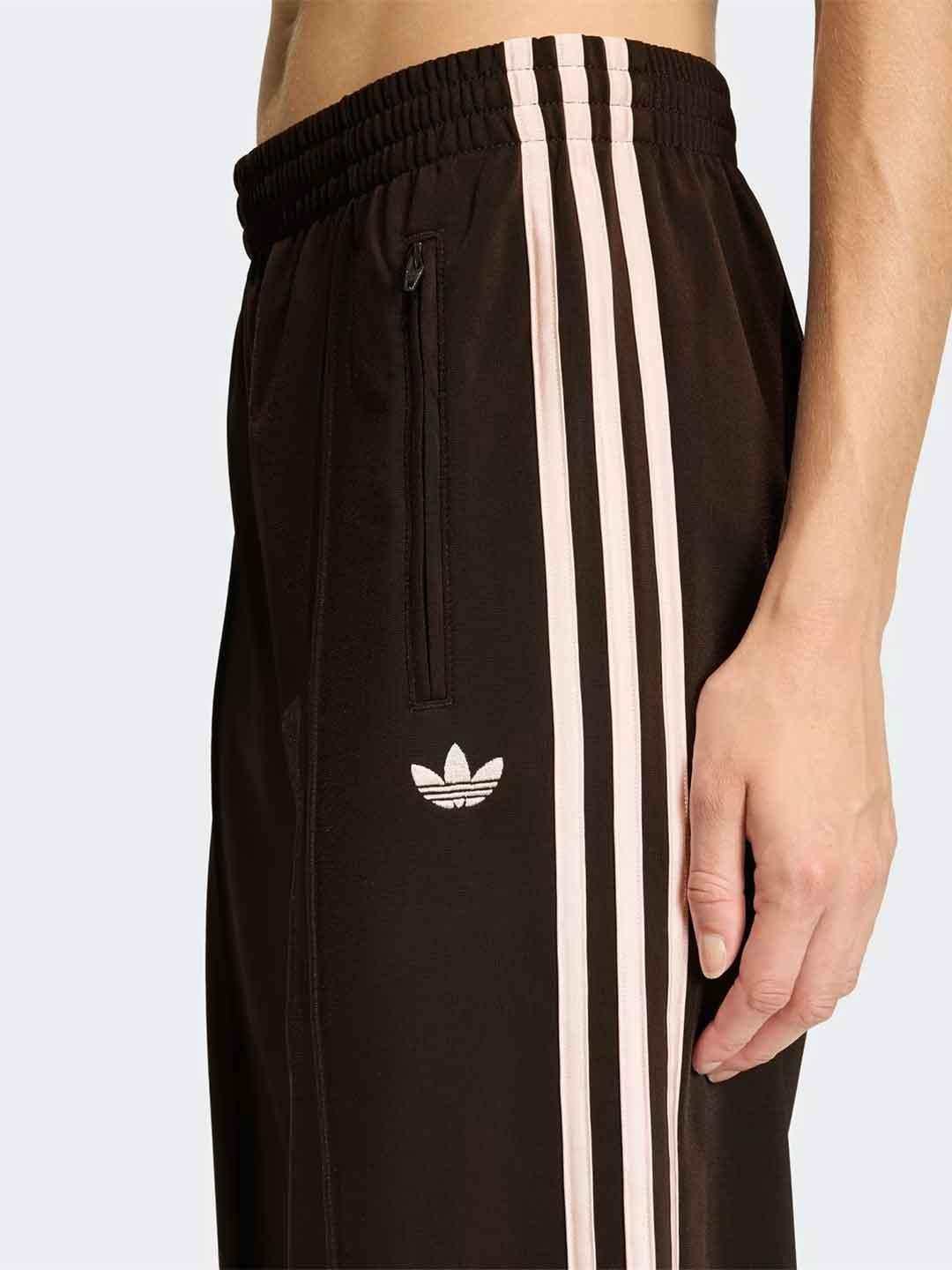 Adidas Firebird Loose pantalone marrone con bande rosa