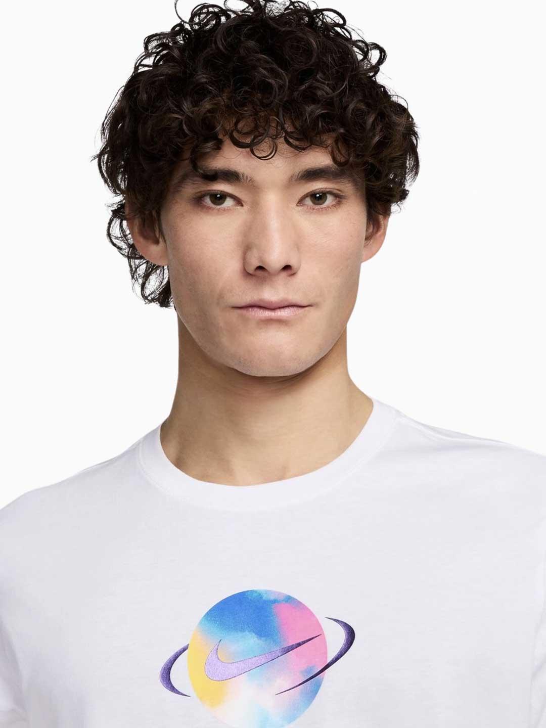 Nike t-shirt bianca con logo multicolor