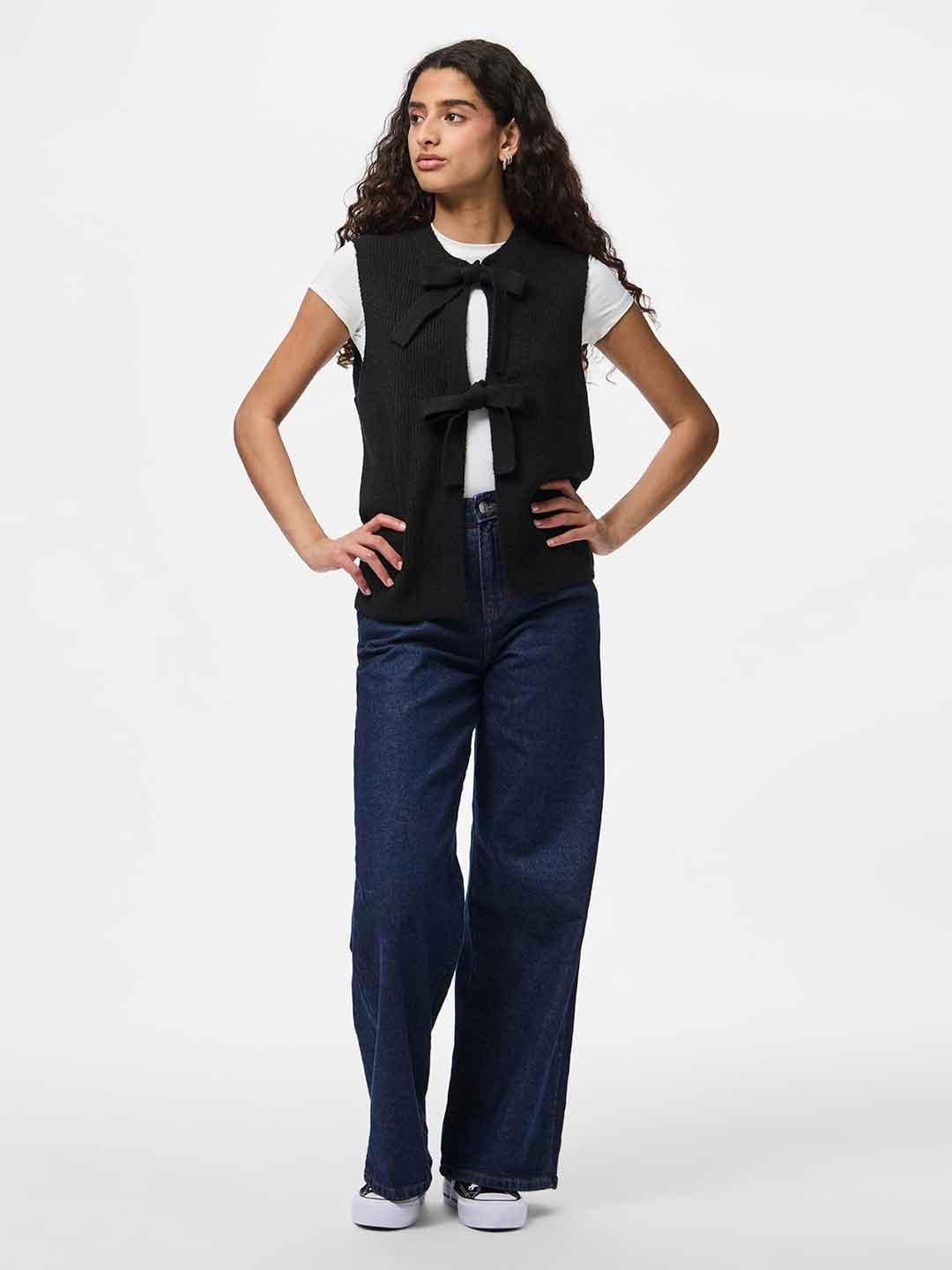 Pieces maglione nero smanicato con fiocchi