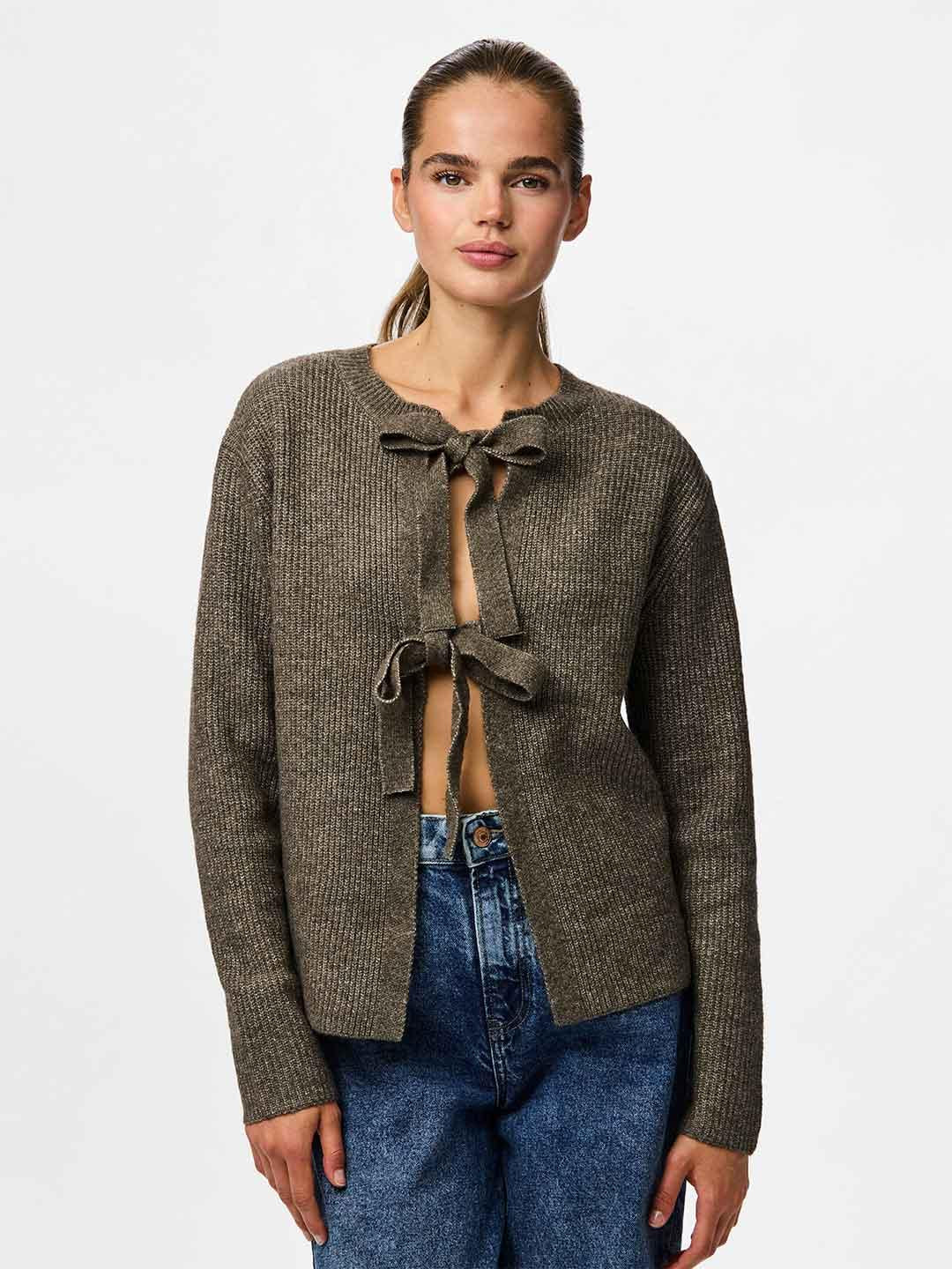 Pieces maglione marrone con fiocchi