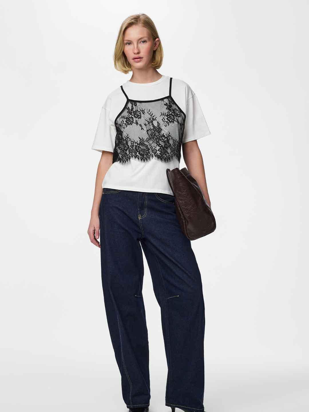 Pieces t-shirt bianco con canotta in pizzo nero