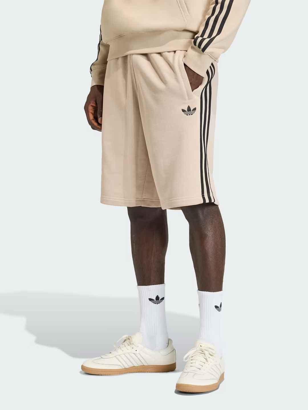 Adidas bermuda beige con bande nere