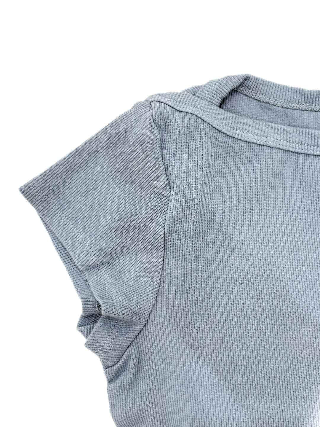 Tensione In t-shirt azzurro a coste