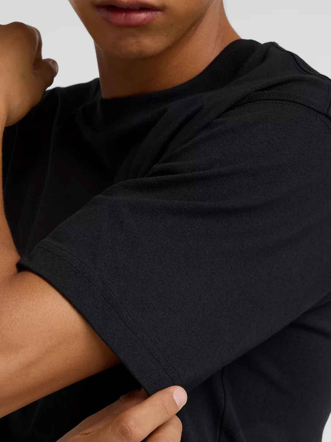New Balance t-shirt nero con logo rosso