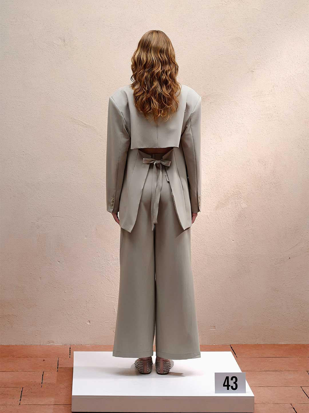 Eleh giacca beige con fiocco