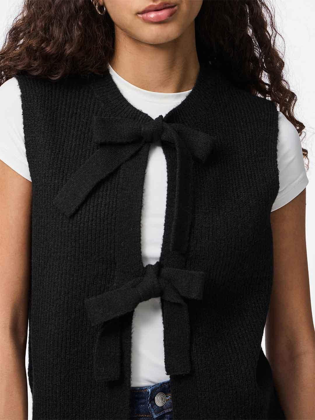 Pieces maglione nero smanicato con fiocchi