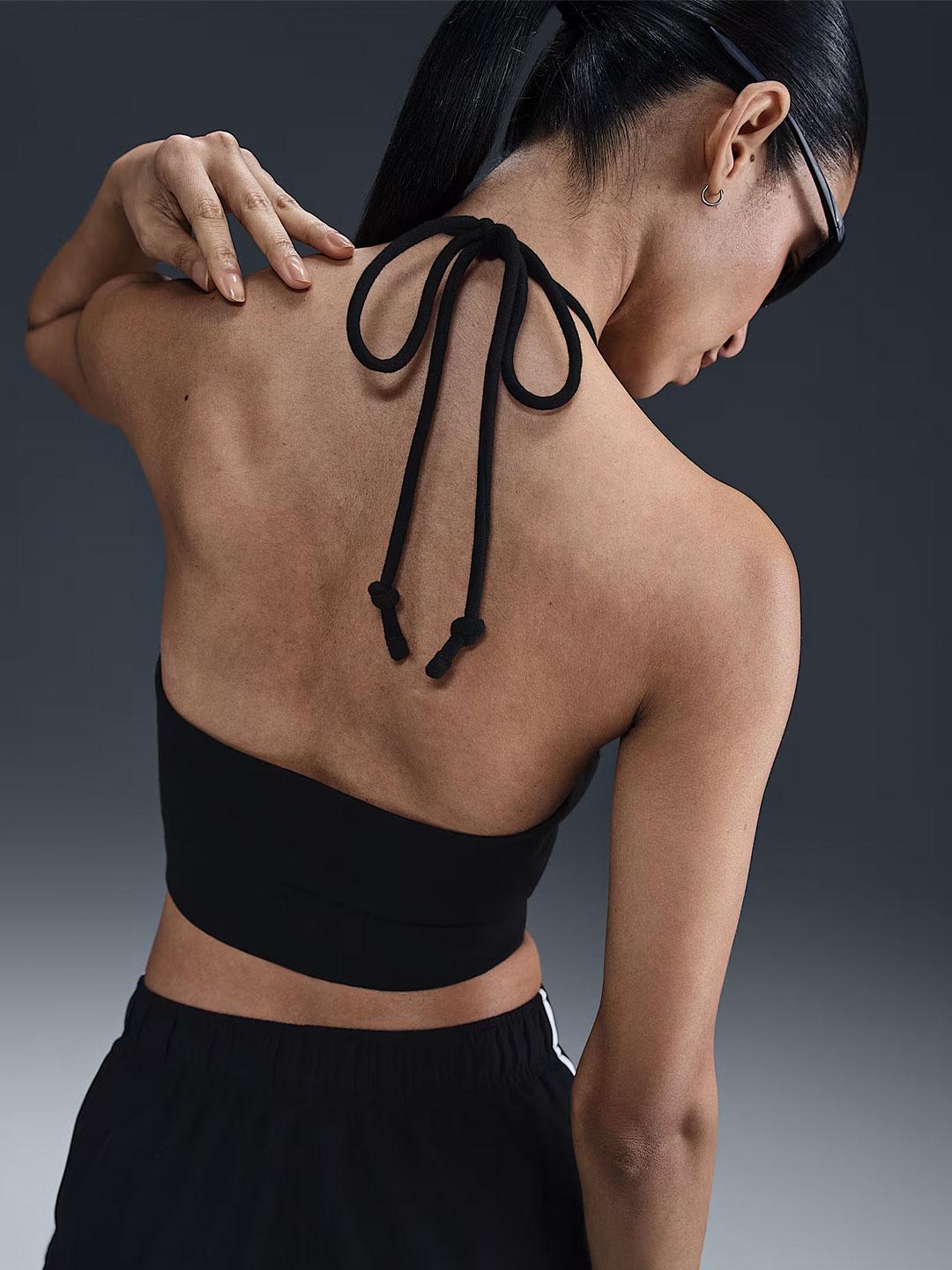 Nike top nero con scollo all'americana