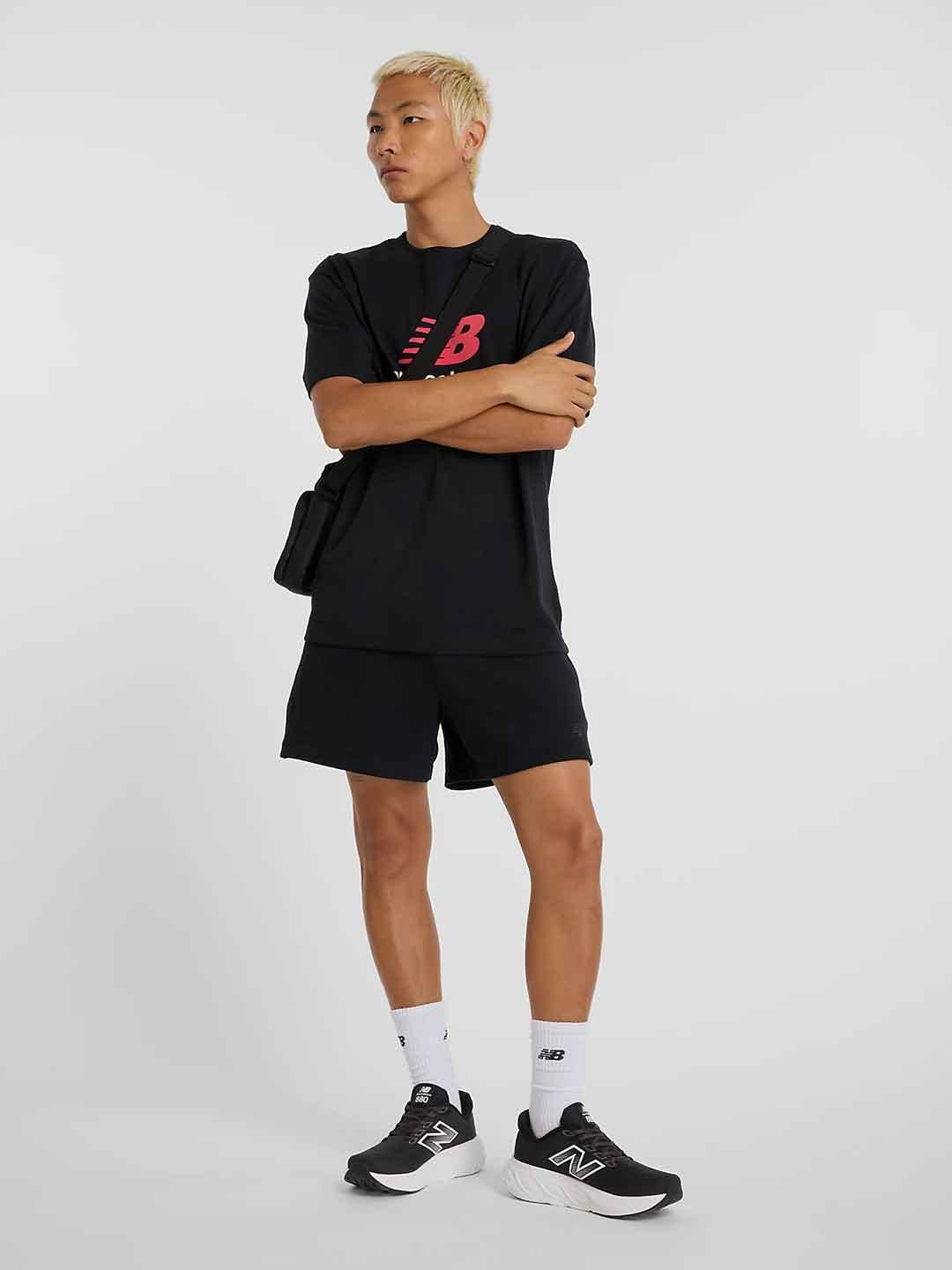 New Balance t-shirt nero con logo rosso