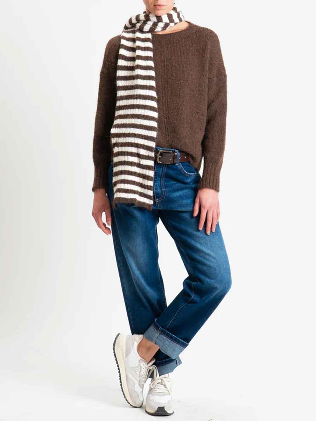 Tensione In maglione marrone con sciarpa