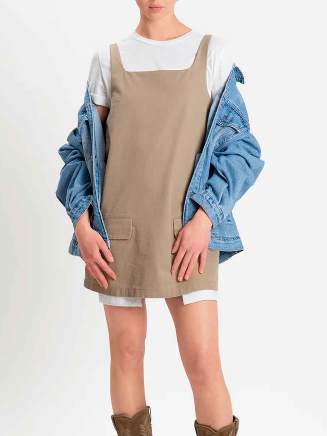 Tensione In abito beige con t-shirt