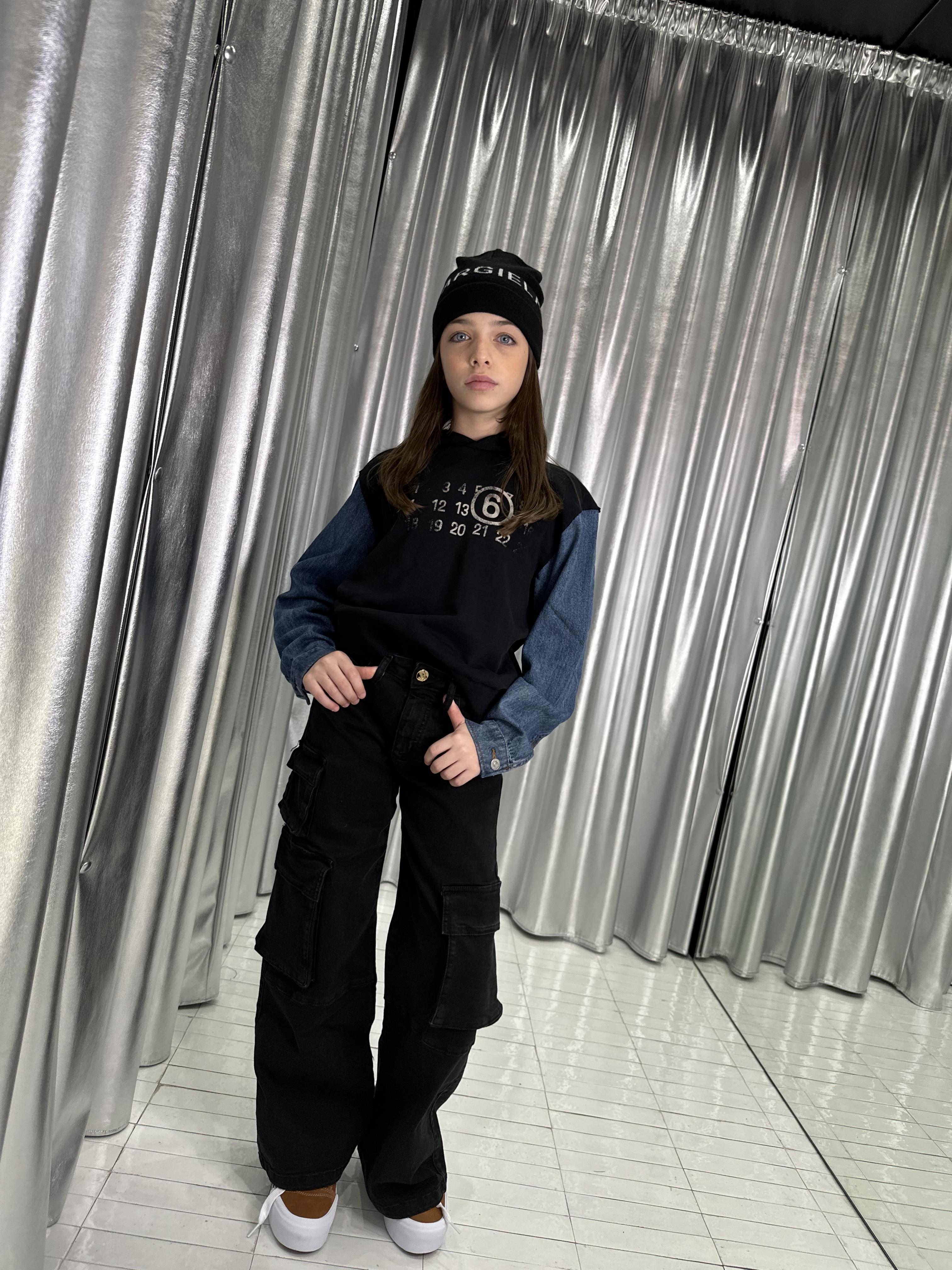 Maison Margiela felpa kids nero con cappuccio e maniche in jeans