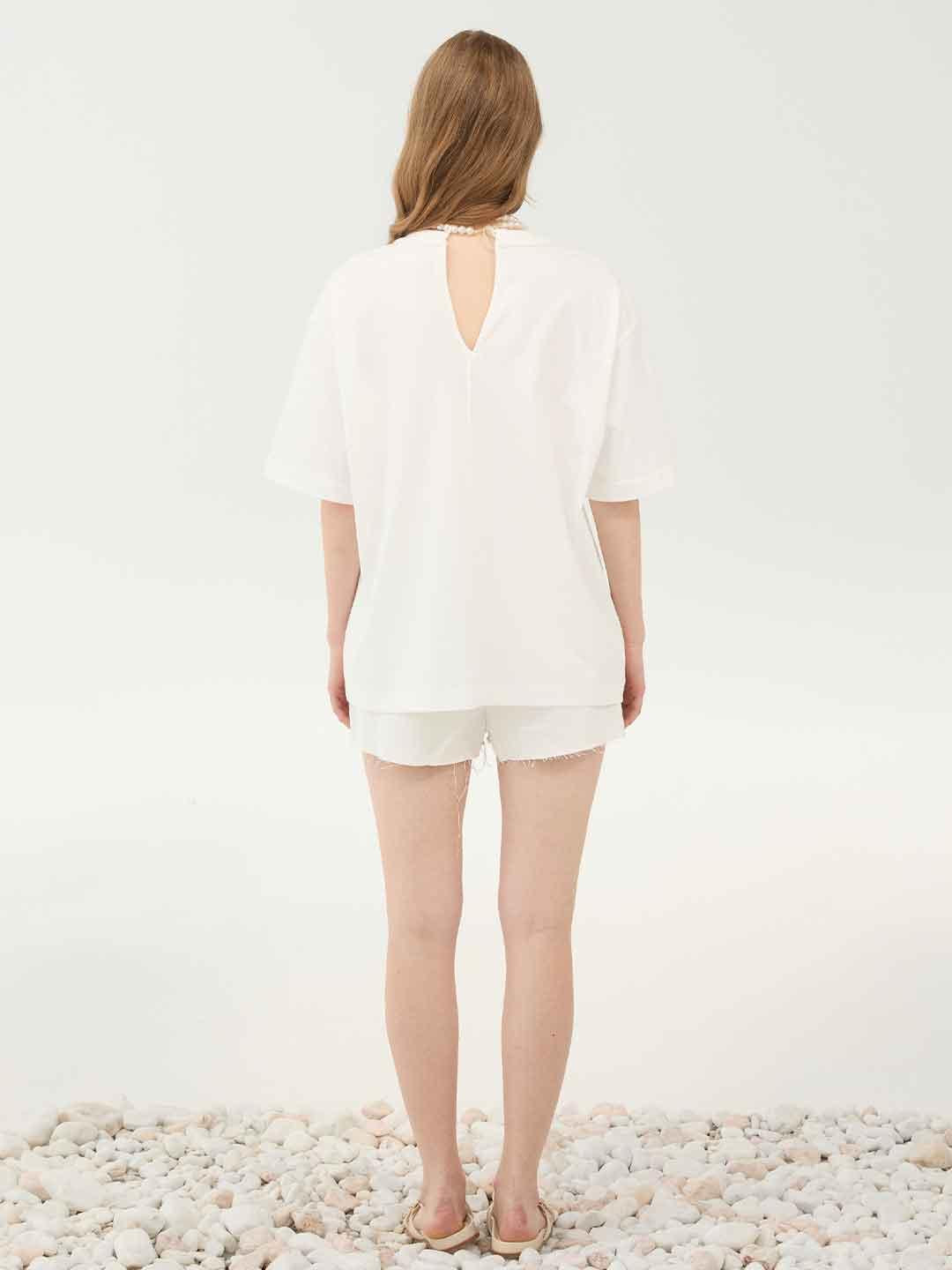 Eleh t-shirt bianco con collana di perle