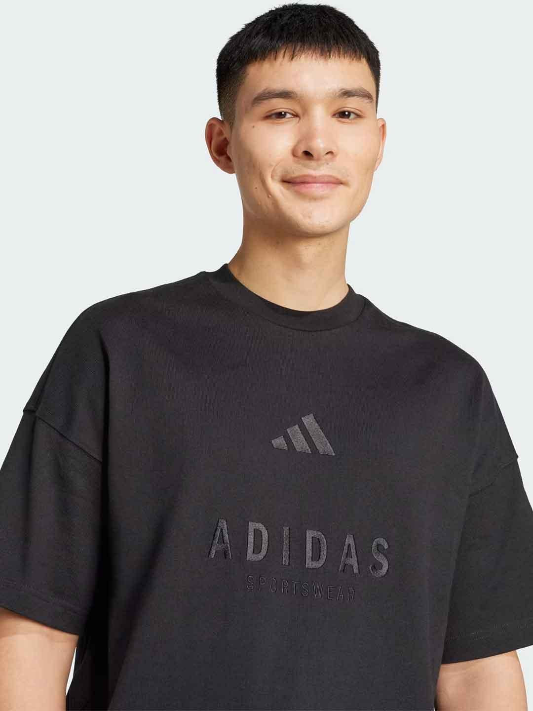 Adidas t-shirt nero con grafica