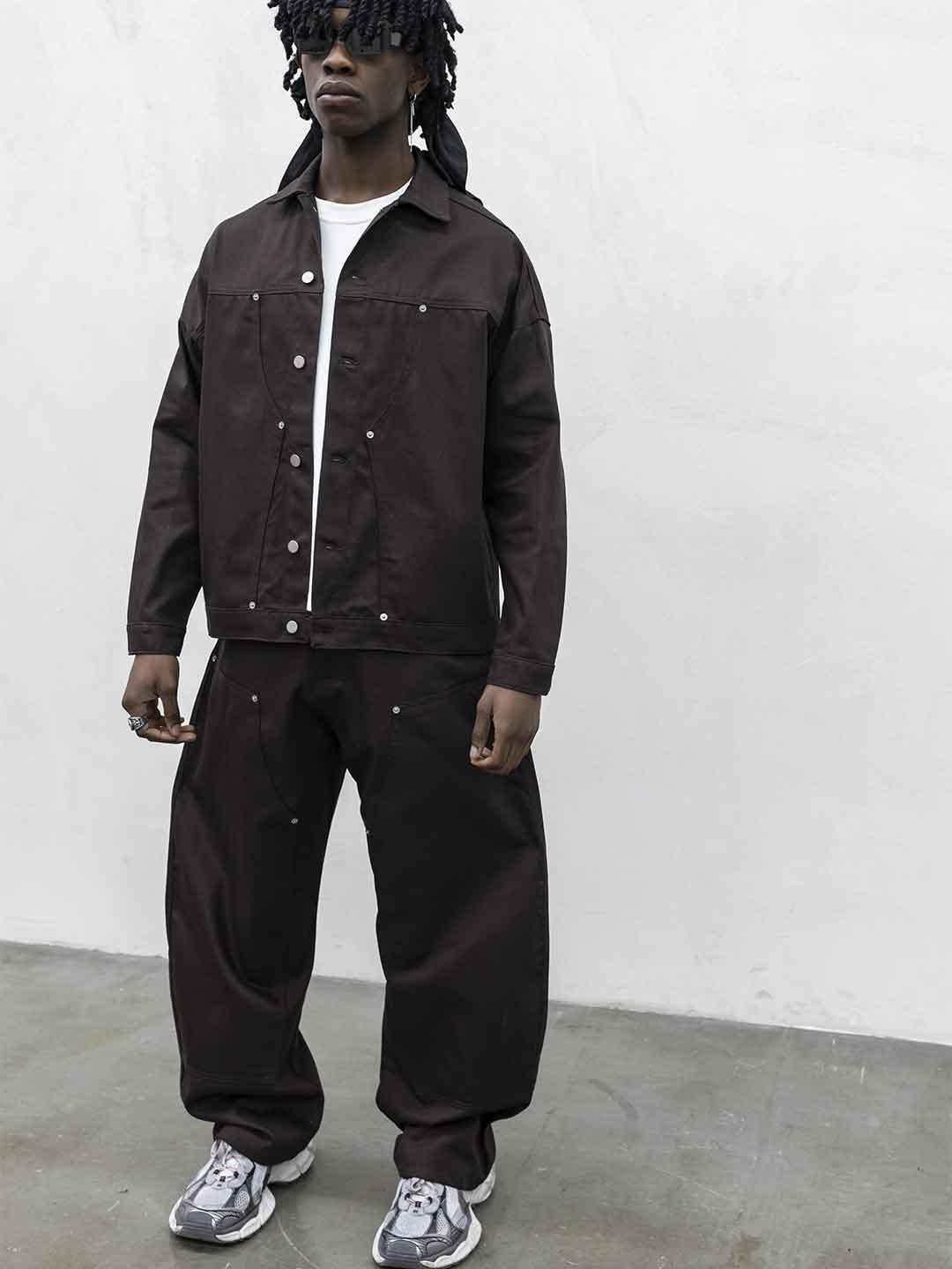 Present Day Carpenter coordinato marrone in jeans