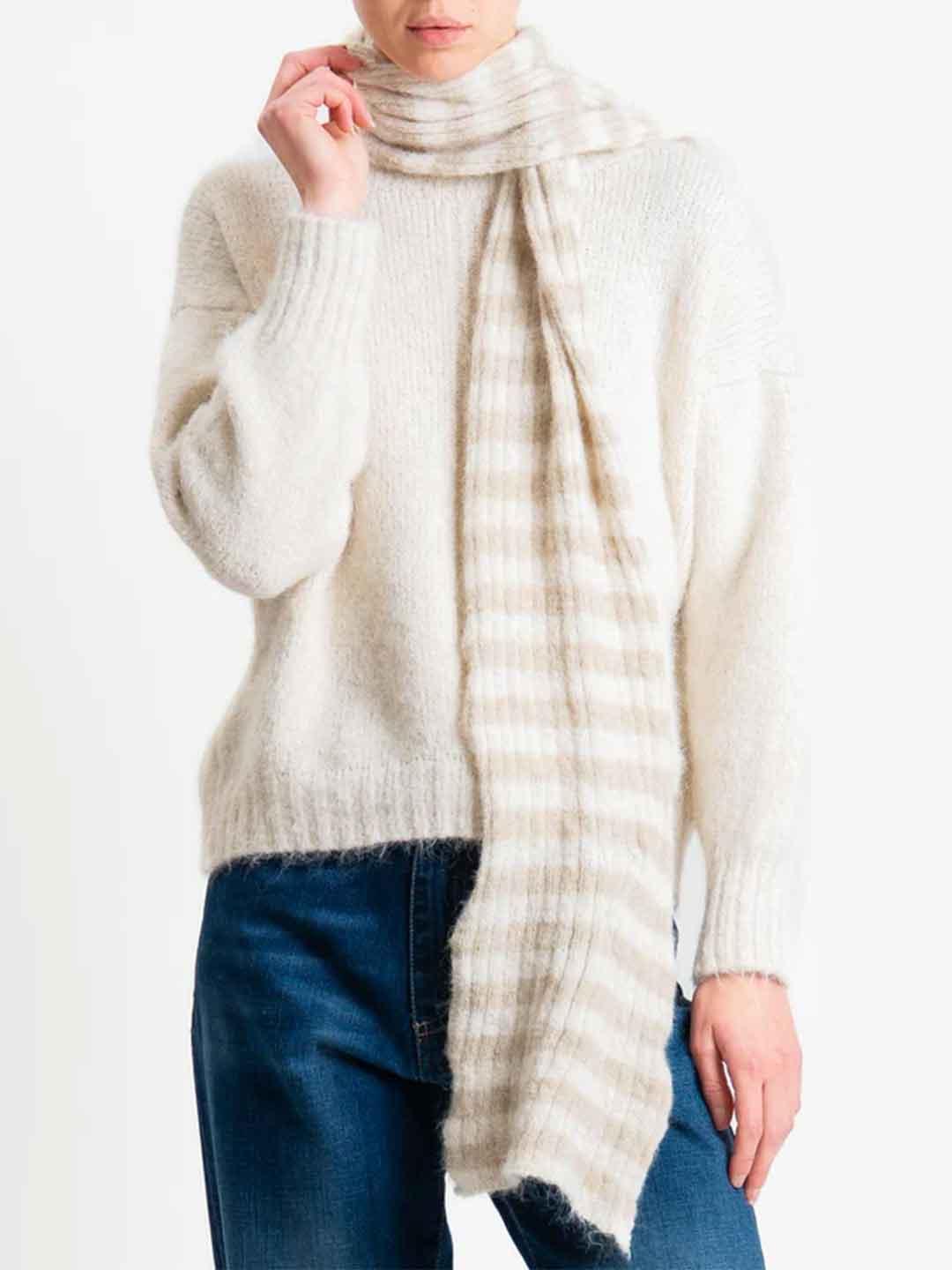 Tensione In maglione panna con sciarpa