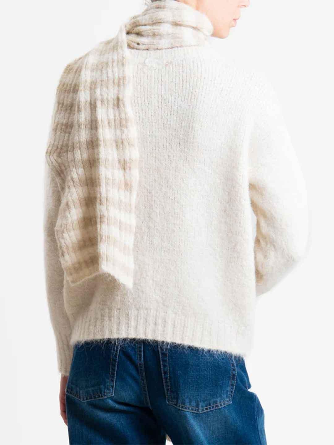 Tensione In maglione panna con sciarpa