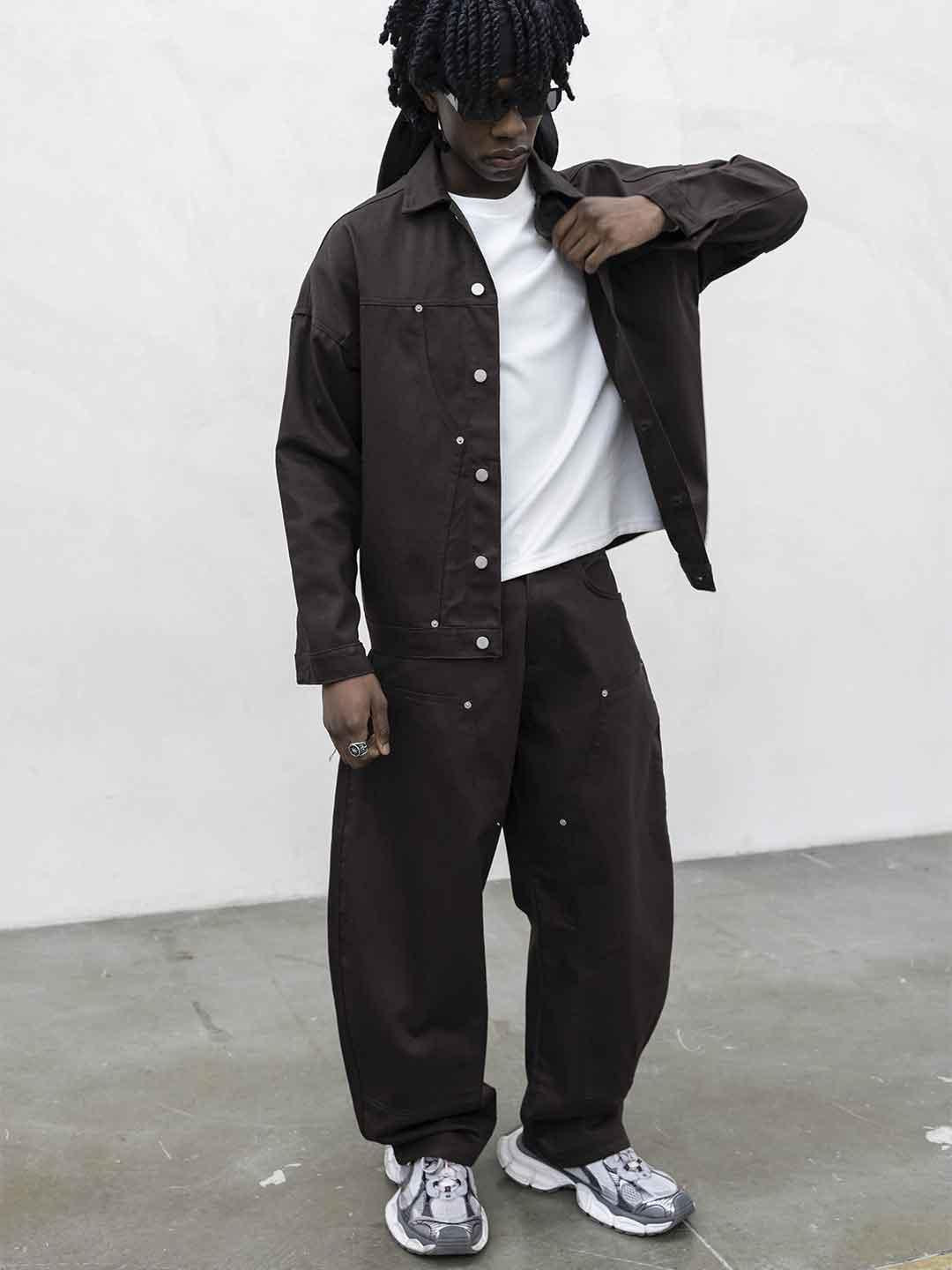 Present Day Carpenter coordinato marrone in jeans