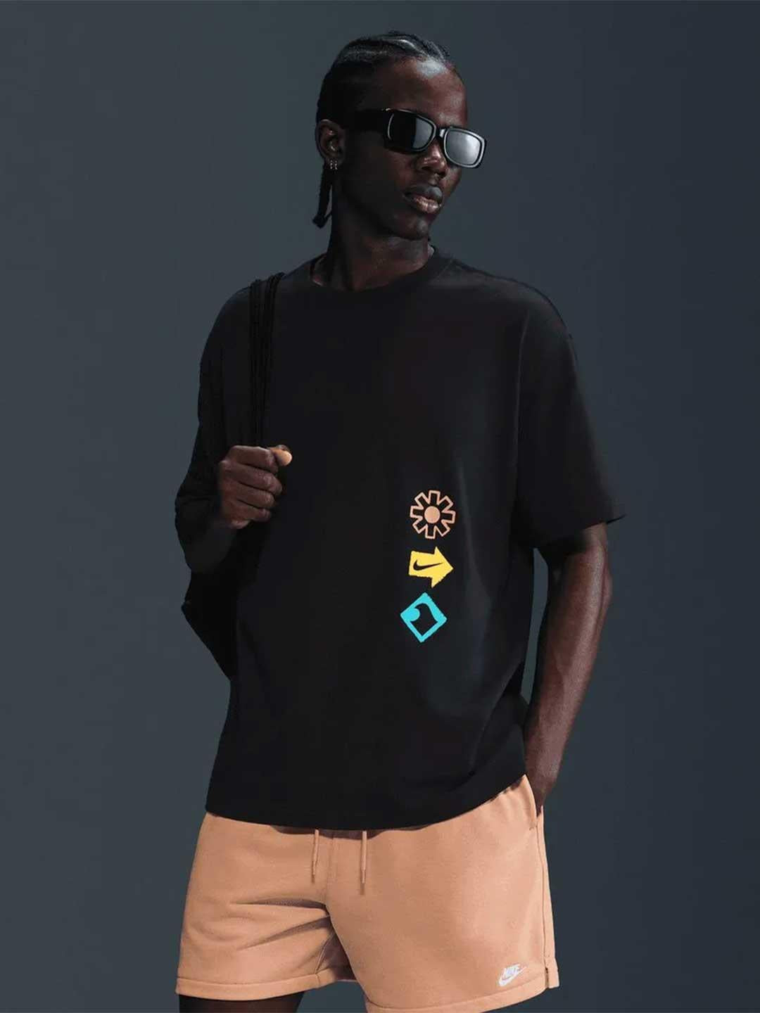 Nike t-shirt nero con grafiche multicolor