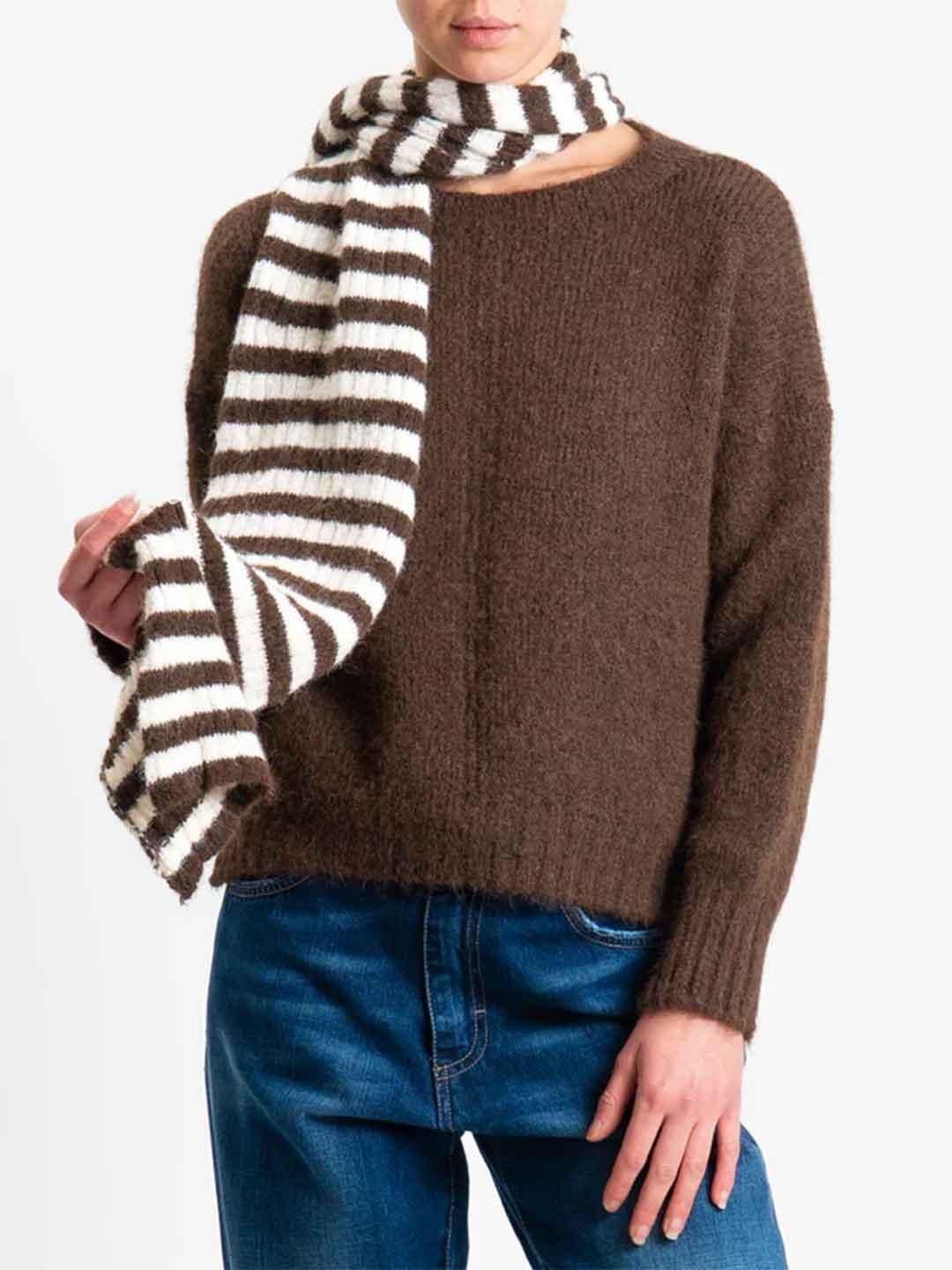 Tensione In maglione marrone con sciarpa