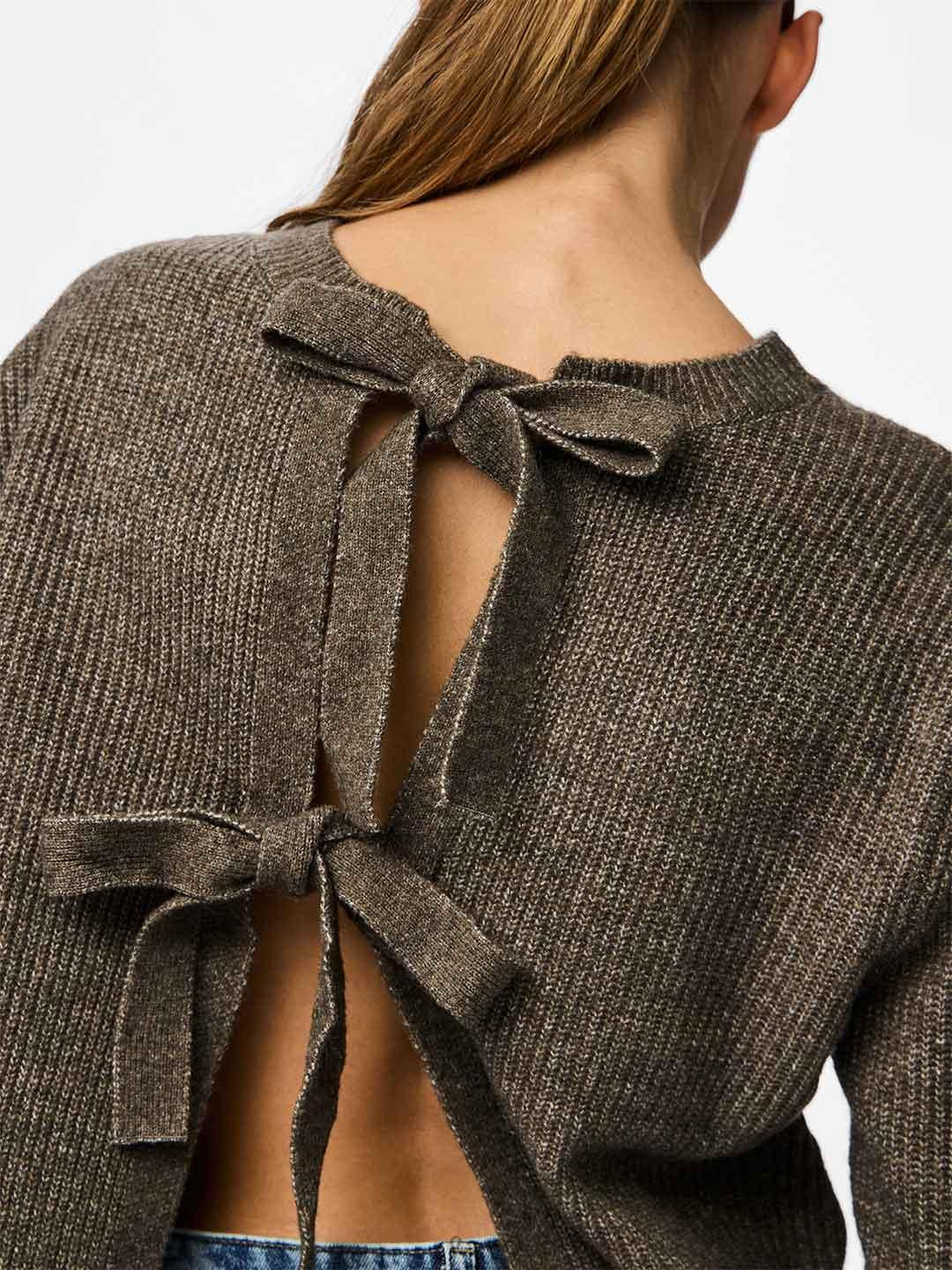 Pieces maglione marrone con fiocchi