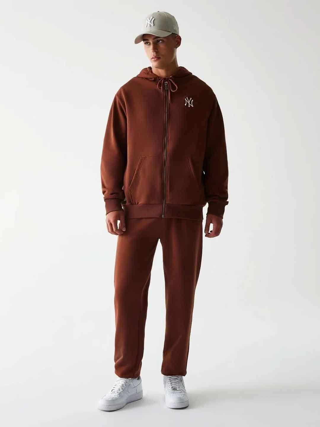 New Era pantalone marrone NY con logo bianco