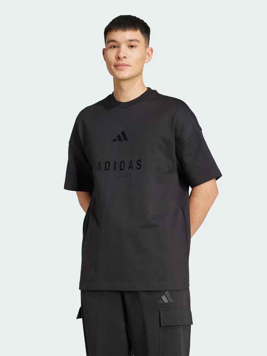 Adidas t-shirt nero con grafica