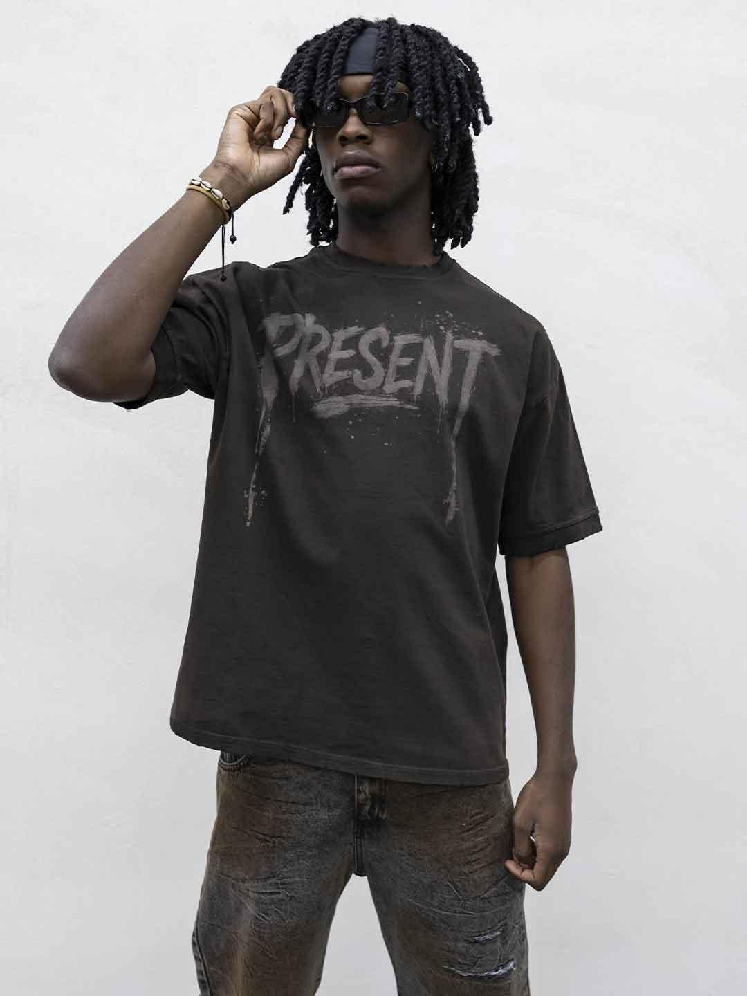 Present Day t-shirt marrone con grafica