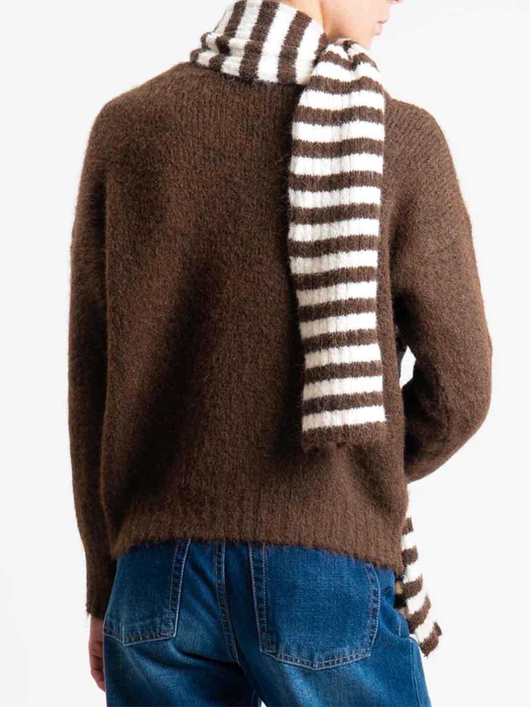 Tensione In maglione marrone con sciarpa