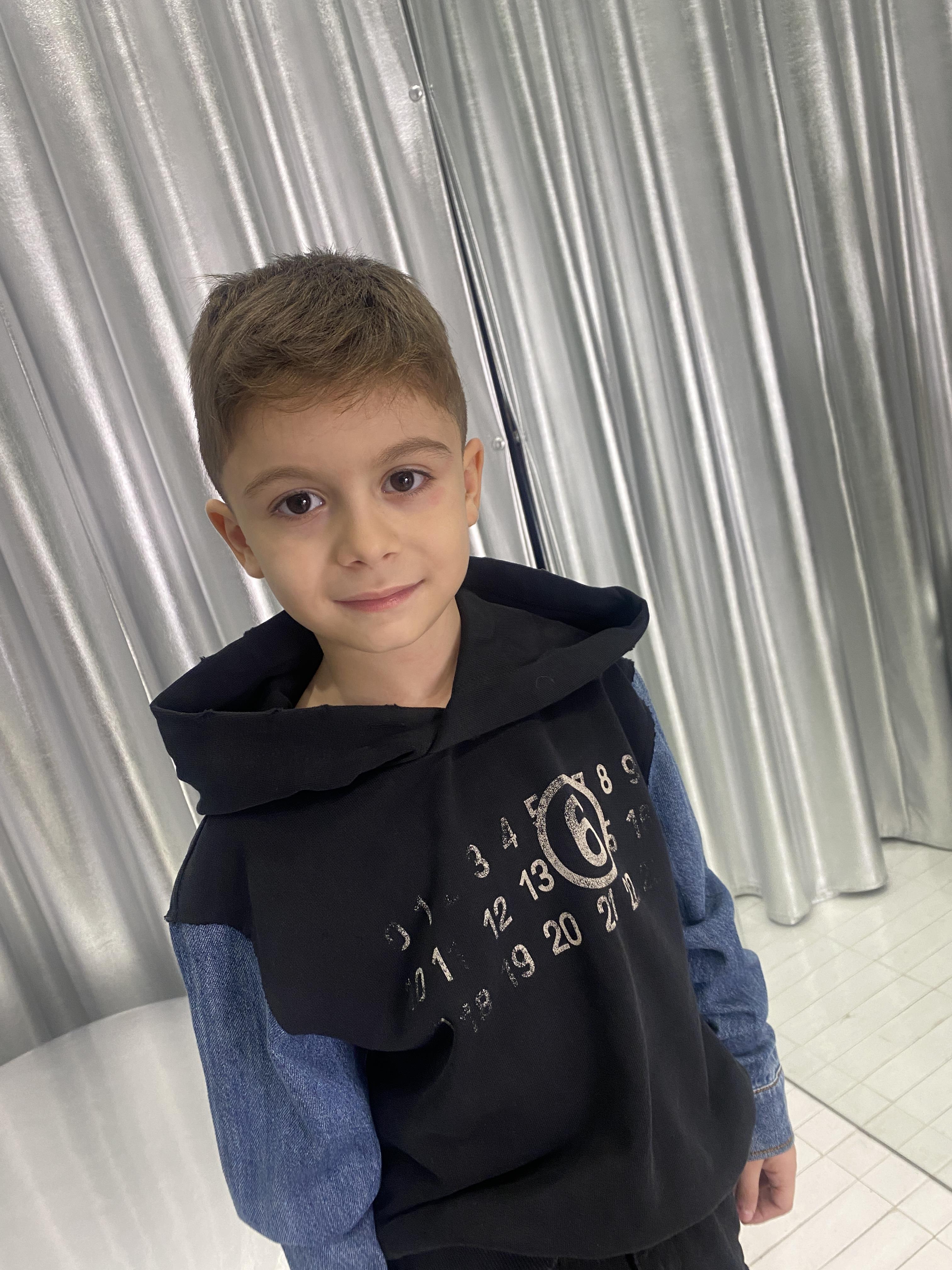 Maison Margiela felpa kids nero con cappuccio e maniche in jeans