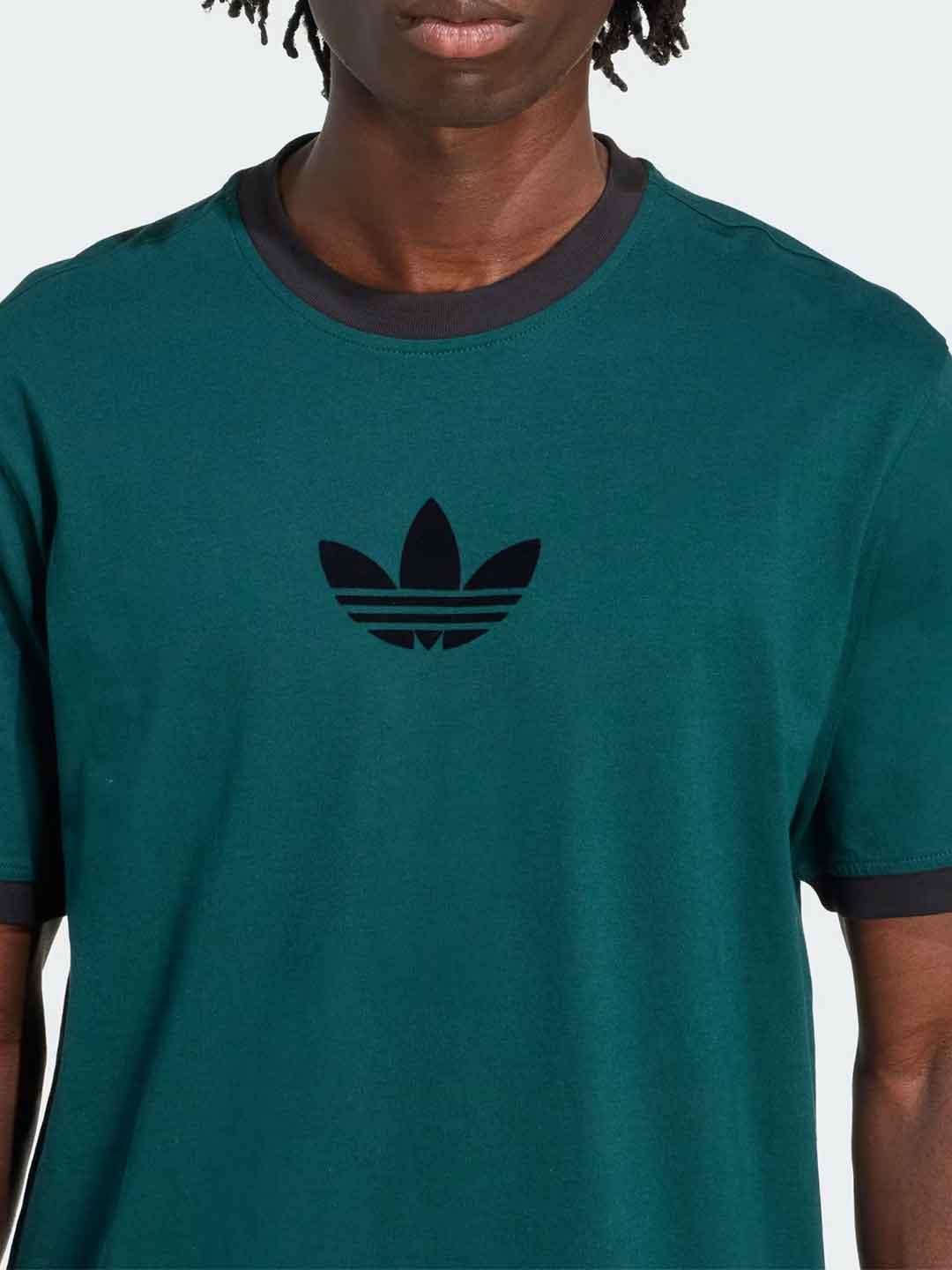 Adidas t-shirt verde con logo nero