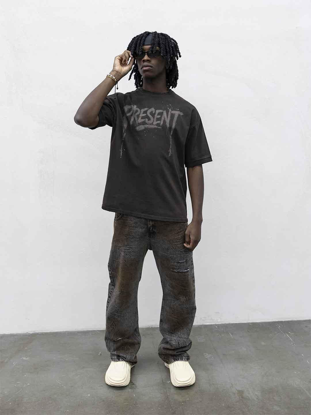 Present Day t-shirt marrone con grafica