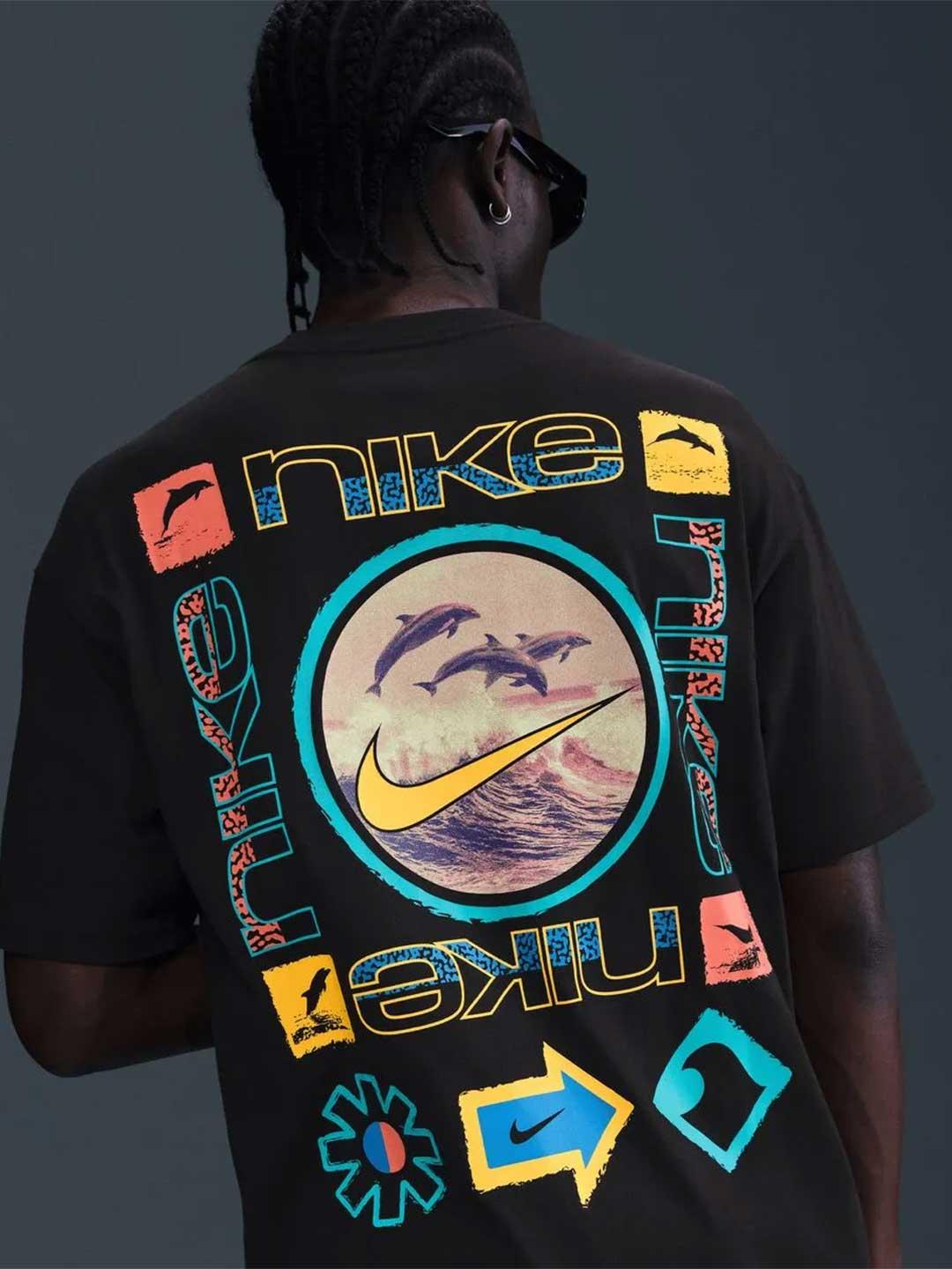 Nike t-shirt nero con grafiche multicolor