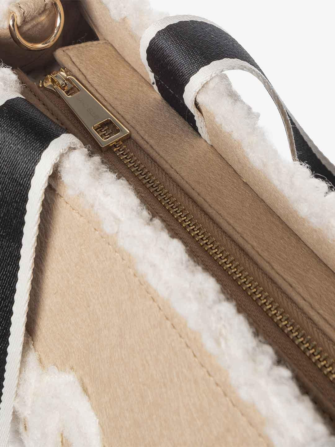 Marc Ellis Buby Cloth M borsa beige con scritta teddy