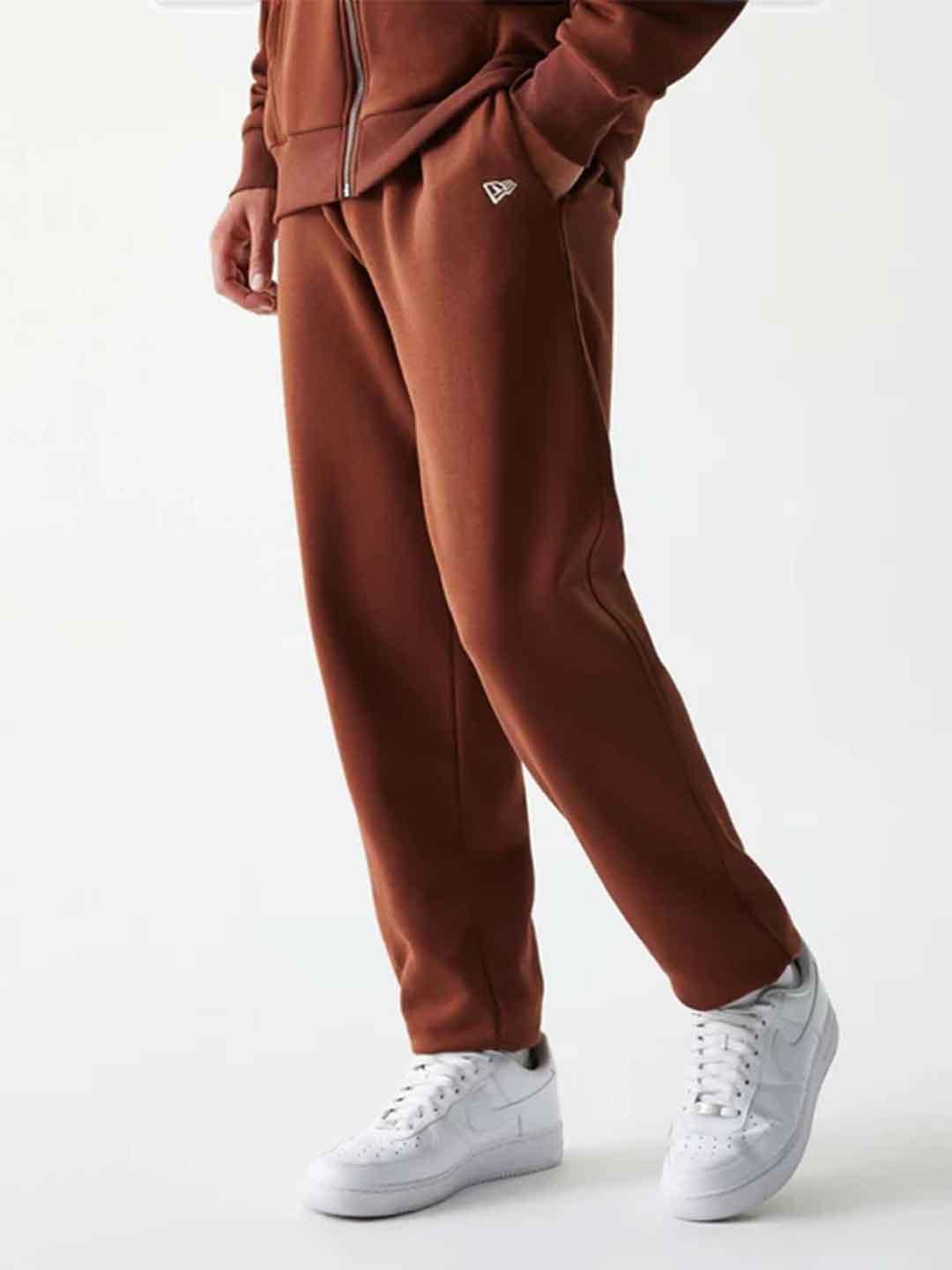 New Era pantalone marrone NY con logo bianco