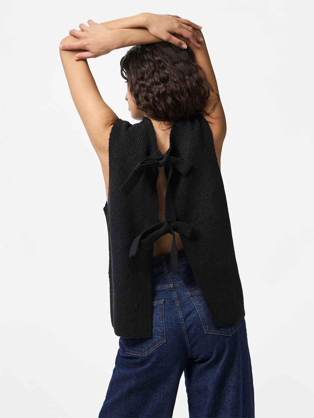 Pieces maglione nero smanicato con fiocchi
