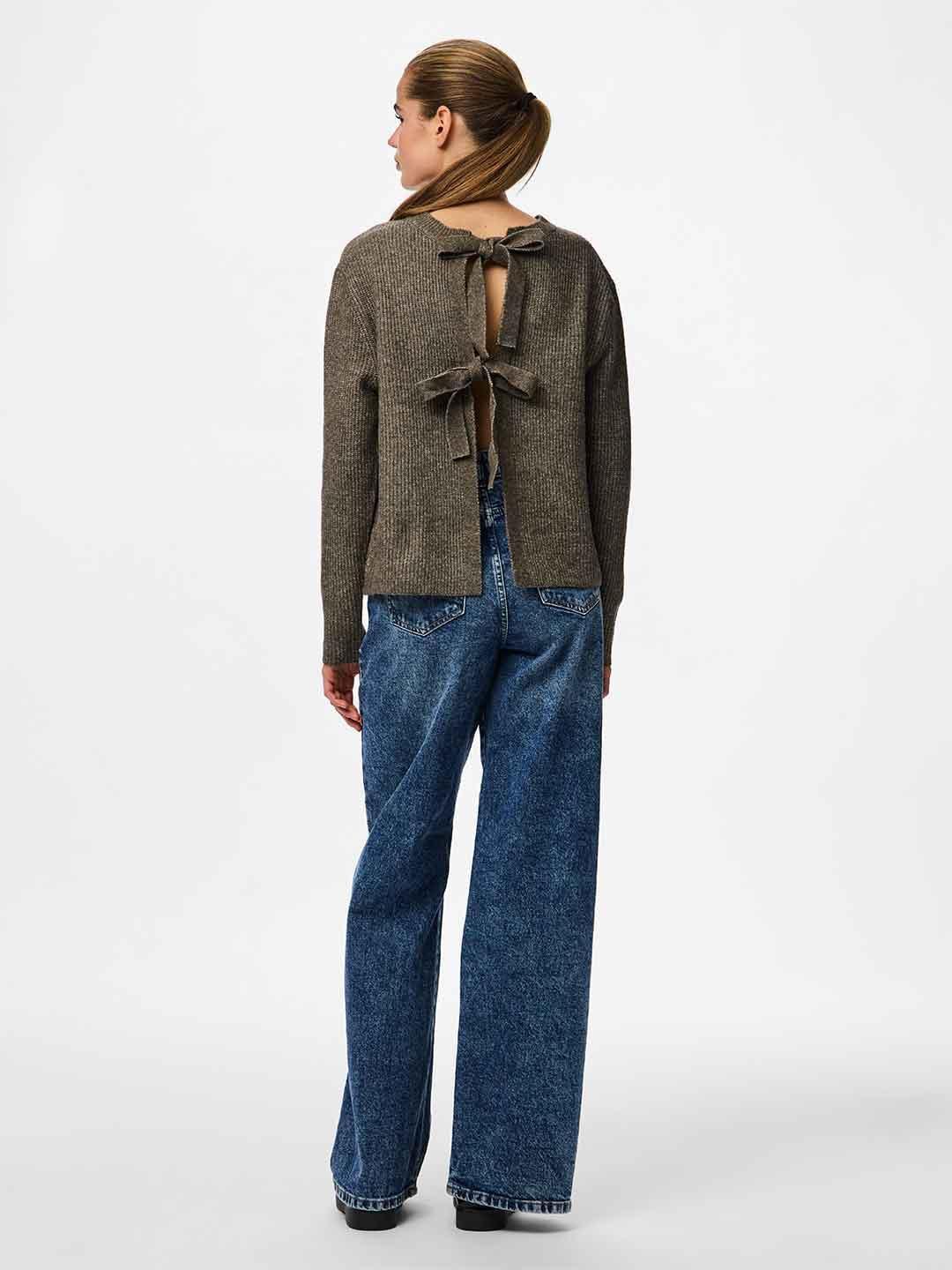 Pieces maglione marrone con fiocchi