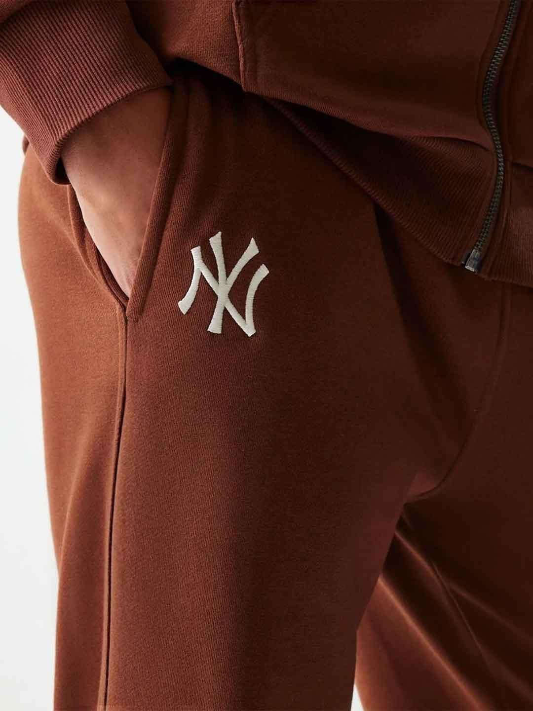 New Era pantalone marrone NY con logo bianco