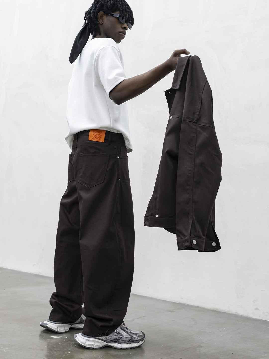Present Day Carpenter coordinato marrone in jeans